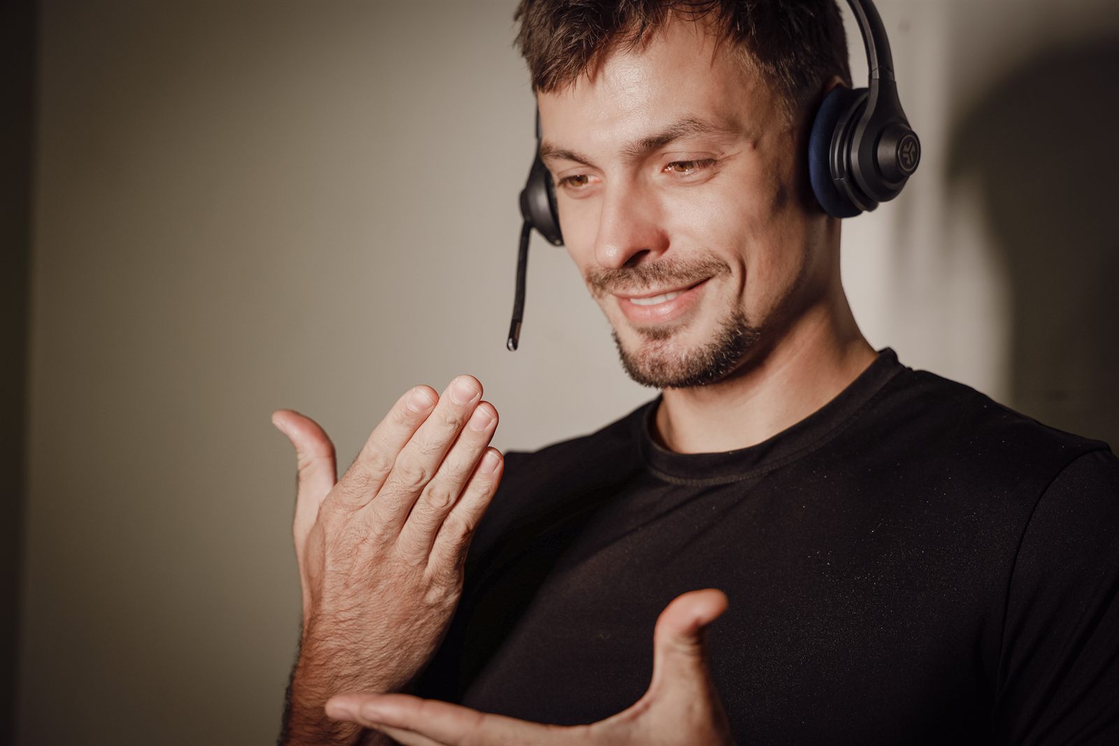 Lucas Machut, interprète LSF, en mission visio depuis son studio professionnel.
